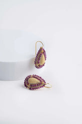 Orecchini a forma di goccia con pietre di radice di rubino naturali.Chiusura a monachina.