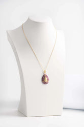 Ciondolo a forma di goccia con pietre di radice di rubino naturali. Catena inclusa