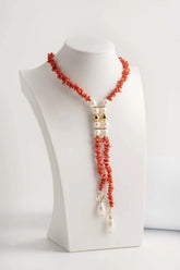 Collana a sciarpa in corallo con inserto in perle di acqua, arricchita da due perle scaramazze.