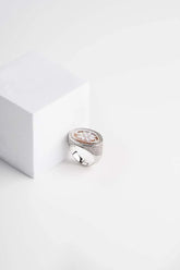 Anello con cammeo inciso a mano con fiore.