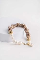 Bracciale in perle di acqua dolce con inserto a torchon in pietre di Swarovski color fumé.