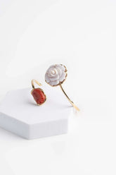 Bracciale rigido con cammeo e corallo grezzo.