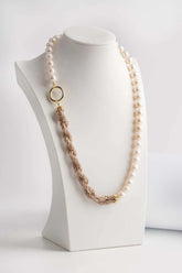 Collana in perle di acqua dolce con inserto a torchon in pietre di Swarovski fumé.