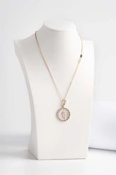 Ciondolo con inserto a moneta antica, dettaglio di cristalli Swarovski e perla.Collana in argento inclusa.