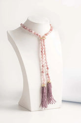 Collana lunga in quarzo rosa con nappine finali in pietre di Swarovski viola.