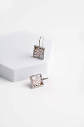 Orecchini con cammeo inciso a mano