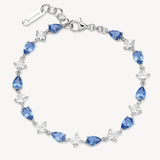 Bracciale in argento rodiato 925‰ con square cubic zirconia e pear cubic zirconia colore sapphire. Lunghezza bracciale 18,5cm.