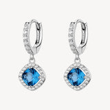 Orecchini a cerchio in argento rodiato 925‰ e pendenti con cubic zirconia e cubic zirconia colore sapphire.