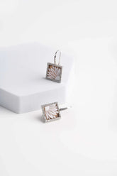 Orecchini con cammeo dalla forma quadrata.Chiusura a monachina.