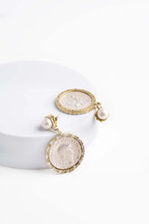 Orecchini con inserto moneta antica, dettaglio di cristalli Swarovski e perla.