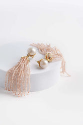 Orecchini con perle di acqua dolce e nappine pendenti in pietre Swarovski rosa.Lunghezza orecchini 9 cm.