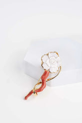 Spilla con cammeo inciso a mano e corallo grezzo.