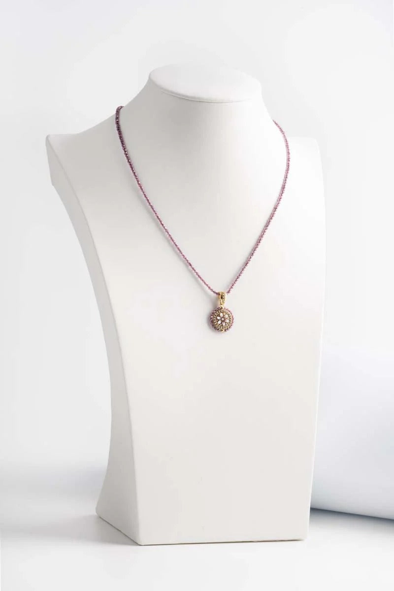Ciondolo con cammeo inciso a mano e pietre di Swarovski viola. Catena abbinata con pietre di Swarovski inclusa