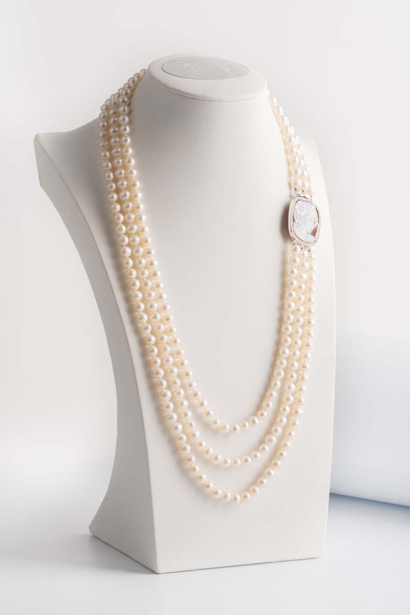 Collana di perle multifilo con cammeo