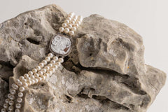 Collana di perle multifilo con cammeo