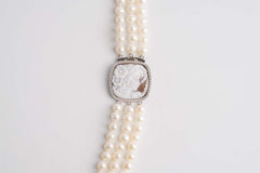 Collana di perle multifilo con cammeo