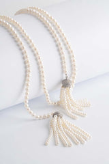 Collana lunga di perle con nappine