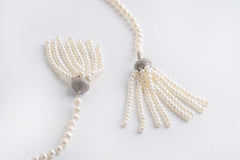 Collana lunga di perle con nappine