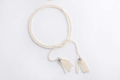 Collana lunga di perle con nappine