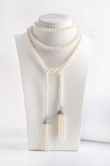 Collana lunga di perle con nappine