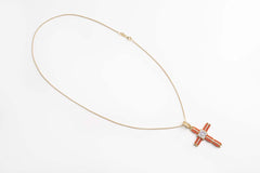 Ciondolo croce con cammeo inciso a mano e corallo