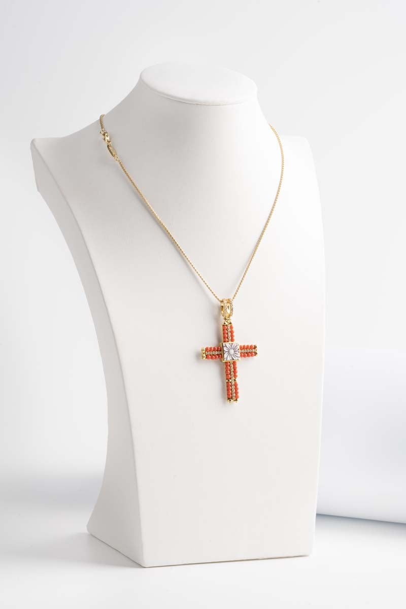 Ciondolo croce con cammeo inciso a mano e corallo