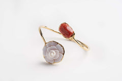 Bracciale rigido con cammeo inciso a mano e corallo grezzo