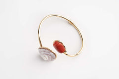 Bracciale rigido con cammeo inciso a mano e corallo grezzo