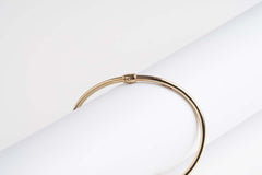 Bracciale rigido con cammeo inciso a mano e corallo grezzo