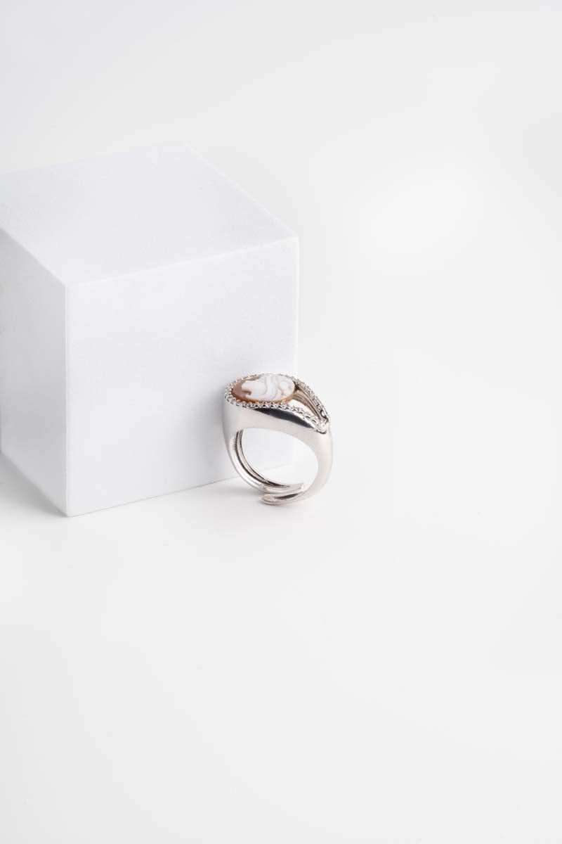 Anello con cammeo inciso a mano
