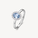 Anello kate in argento rodiato 925‰ con oval cubic zirconia chiari e colore light sapphire. Misura 16.