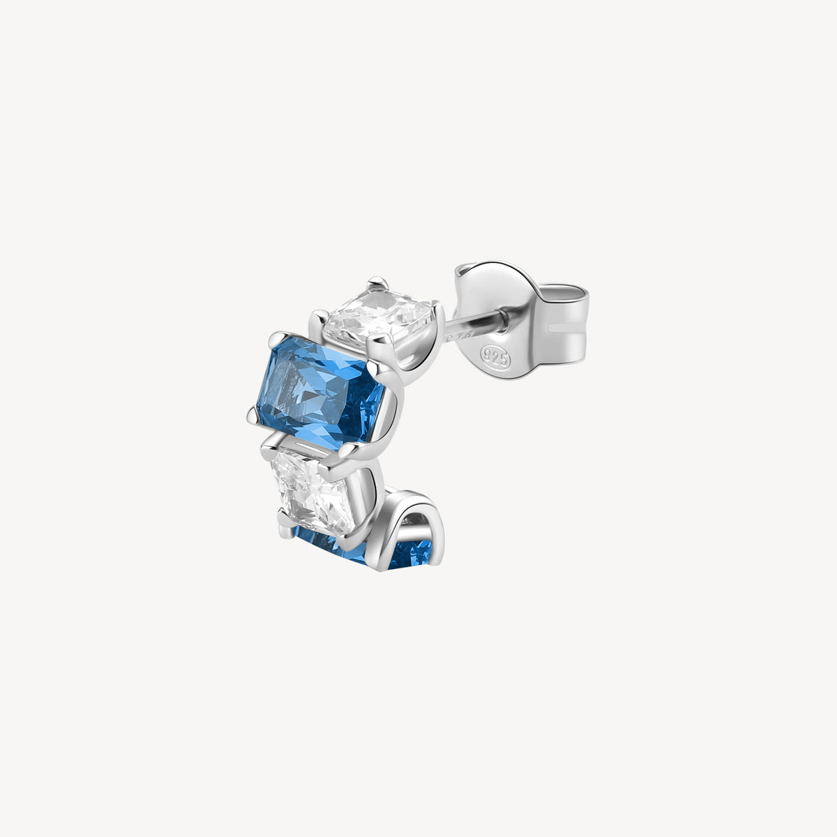 Orecchino singolo a cerchietto in argento rodiato 925‰ con square cubic zirconia chiari e baguette cubic zirconia colore sapphire. Dimensione cerchio 11mm.