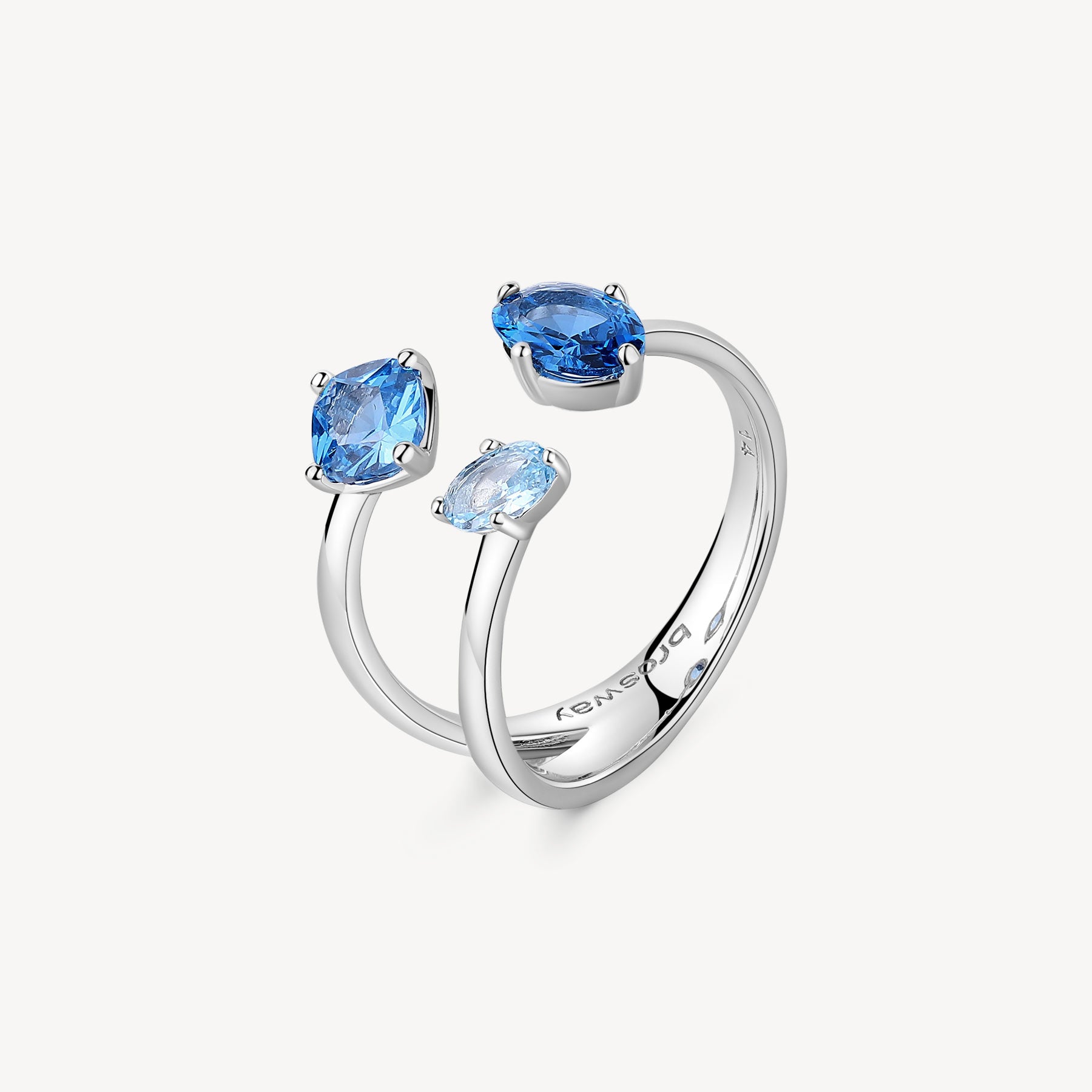 Anello in argento rodiato 925‰ con cubic zirconia colore sapphire. Misura regolabile da 12 a 16.