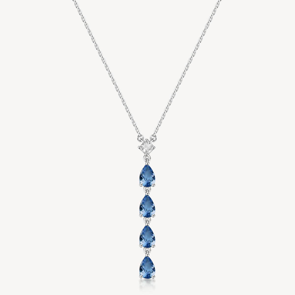 Collana girocollo in argento rodiato 925‰ e pendente con square cubic zirconia e pear cubic zirconia colore sapphire. Lunghezza collana 44cm.