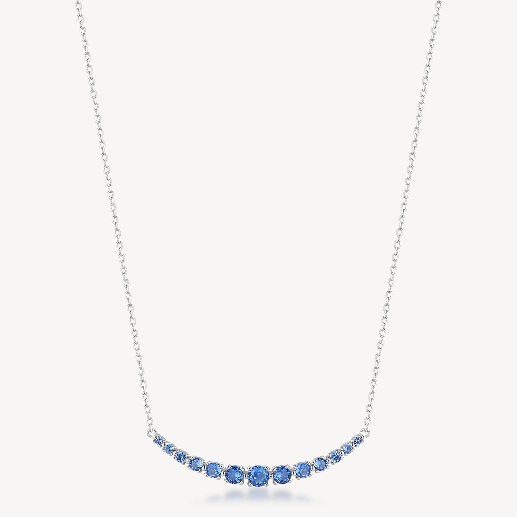 Collana girocollo in argento rodiato 925‰ con cubic zirconia colore sapphire. Lunghezza collana 40cm.