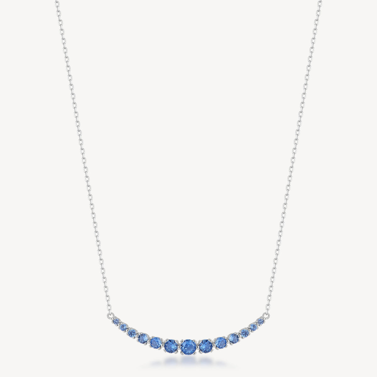 Collana girocollo in argento rodiato 925‰ con cubic zirconia colore sapphire. Lunghezza collana 40cm.