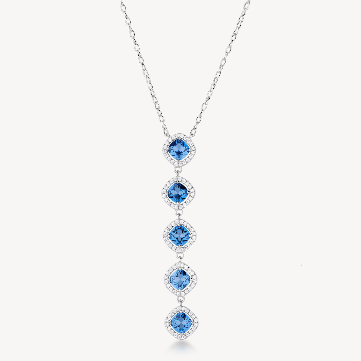 Collana girocollo in argento rodiato 925‰ e pendente con cubic zirconia chiari e cubic zirconia colore sapphire. Lunghezza collana 44cm.