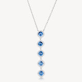 Collana girocollo in argento rodiato 925‰ e pendente con cubic zirconia chiari e cubic zirconia colore sapphire. Lunghezza collana 44cm.