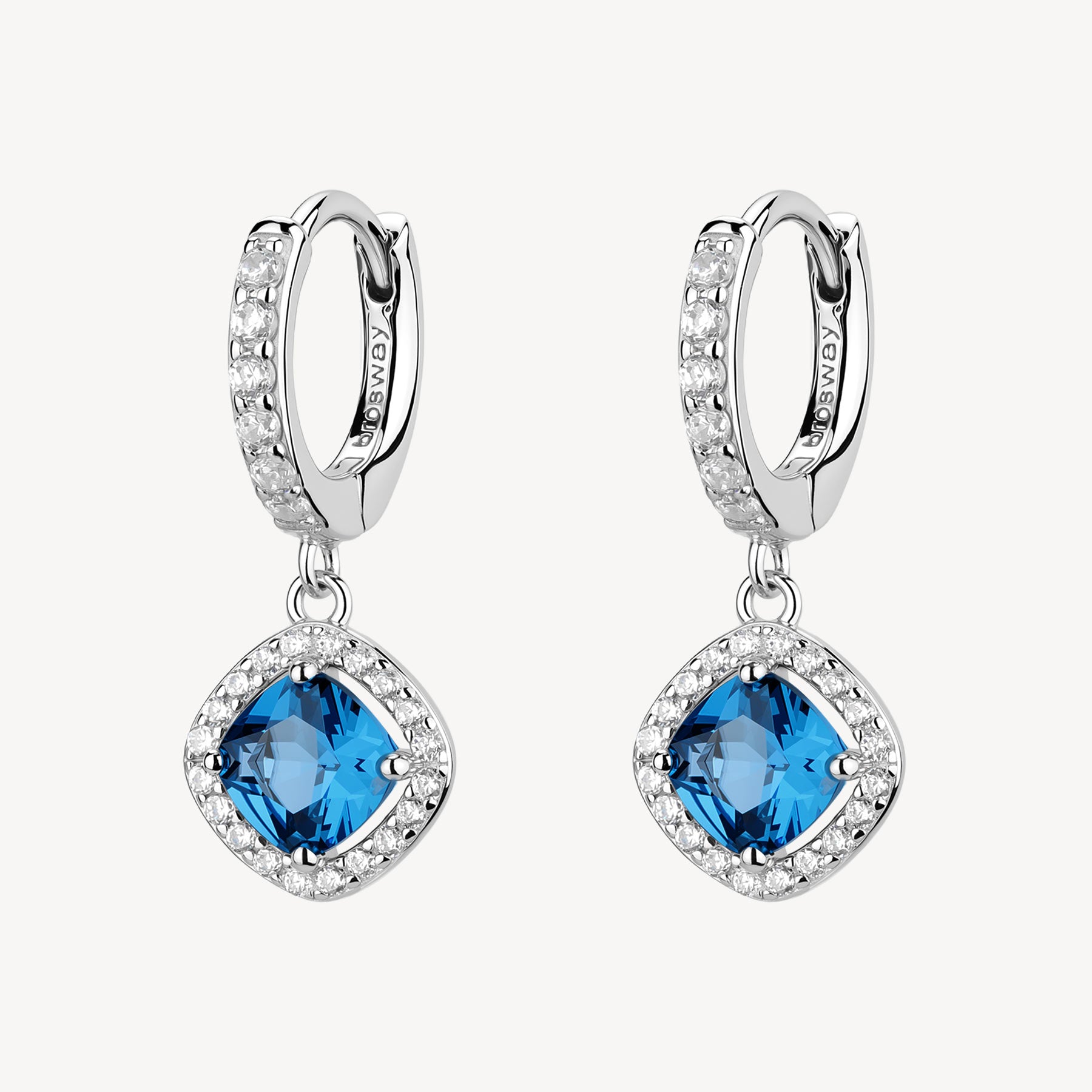 Orecchini a cerchio in argento rodiato 925‰ e pendenti con cubic zirconia e cubic zirconia colore sapphire.
