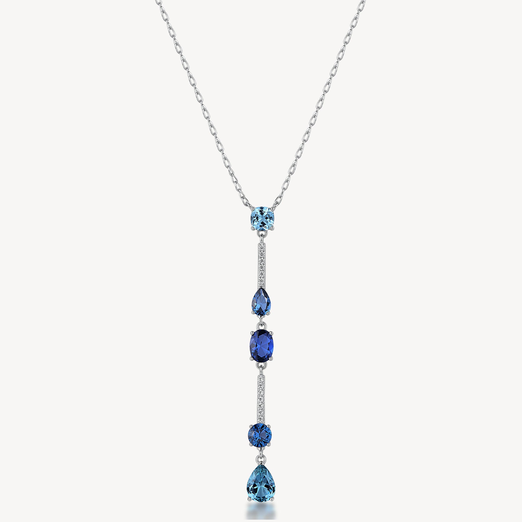Collana girocollo in argento rodiato 925‰ e pendente con cubic zirconia chiari e cubic zirconia colore sapphire. Lunghezza collana 44cm.