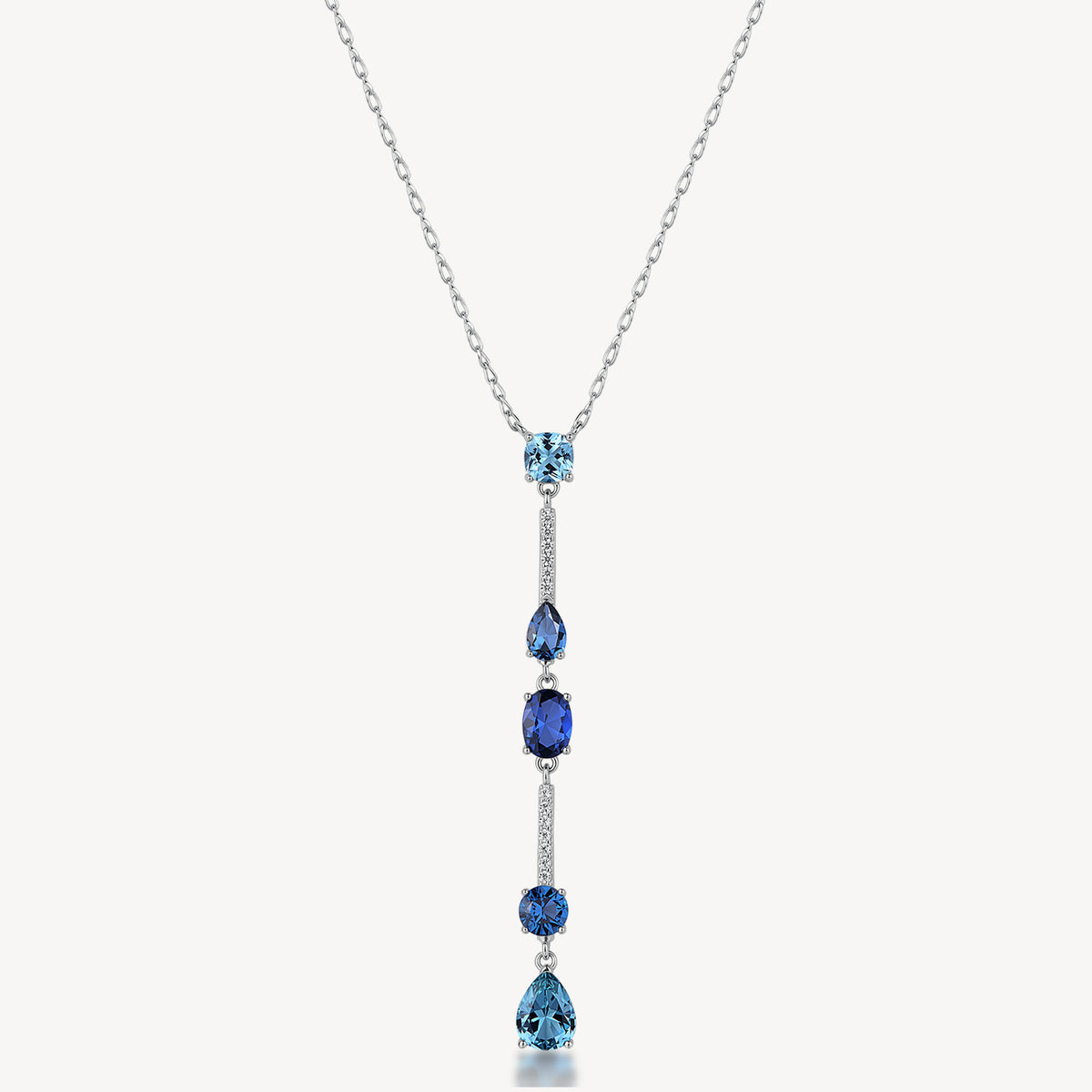 Collana girocollo in argento rodiato 925‰ e pendente con cubic zirconia chiari e cubic zirconia colore sapphire. Lunghezza collana 44cm.