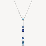 Collana girocollo in argento rodiato 925‰ e pendente con cubic zirconia chiari e cubic zirconia colore sapphire. Lunghezza collana 44cm.