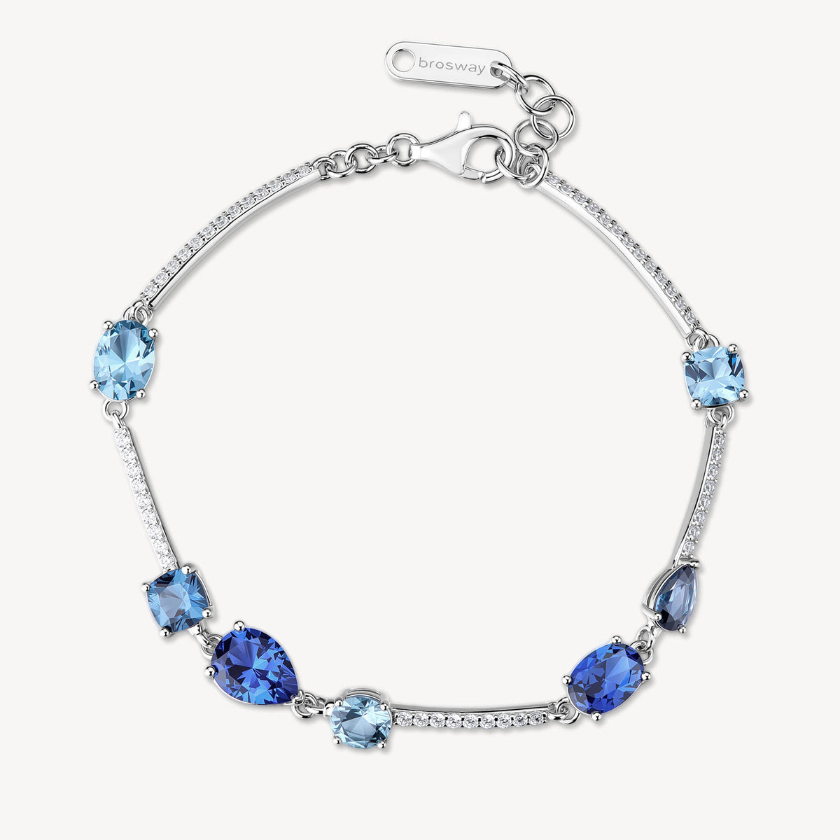 Bracciale semirigido in argento rodiato 925‰ con cubic zirconia chiari e cubic zirconia colore sapphire. Lunghezza bracciale 18cm.