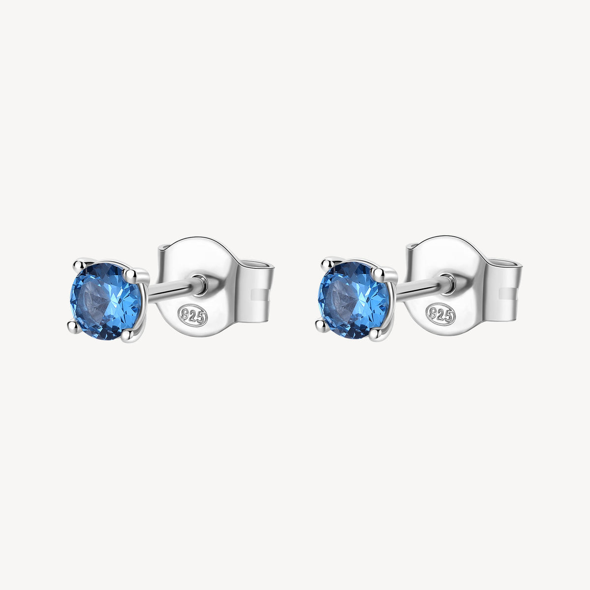 Orecchini a lobo in argento rodiato 925‰ con round cubic zirconia colore sapphire.