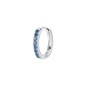 Orecchino singolo a cerchietto in argento rodiato 925‰ con cubic zirconia colore sapphire. Dimensione cerchio 14mm.
