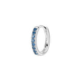 Orecchino singolo a cerchietto in argento rodiato 925‰ con cubic zirconia colore sapphire. Dimensione cerchio 14mm.