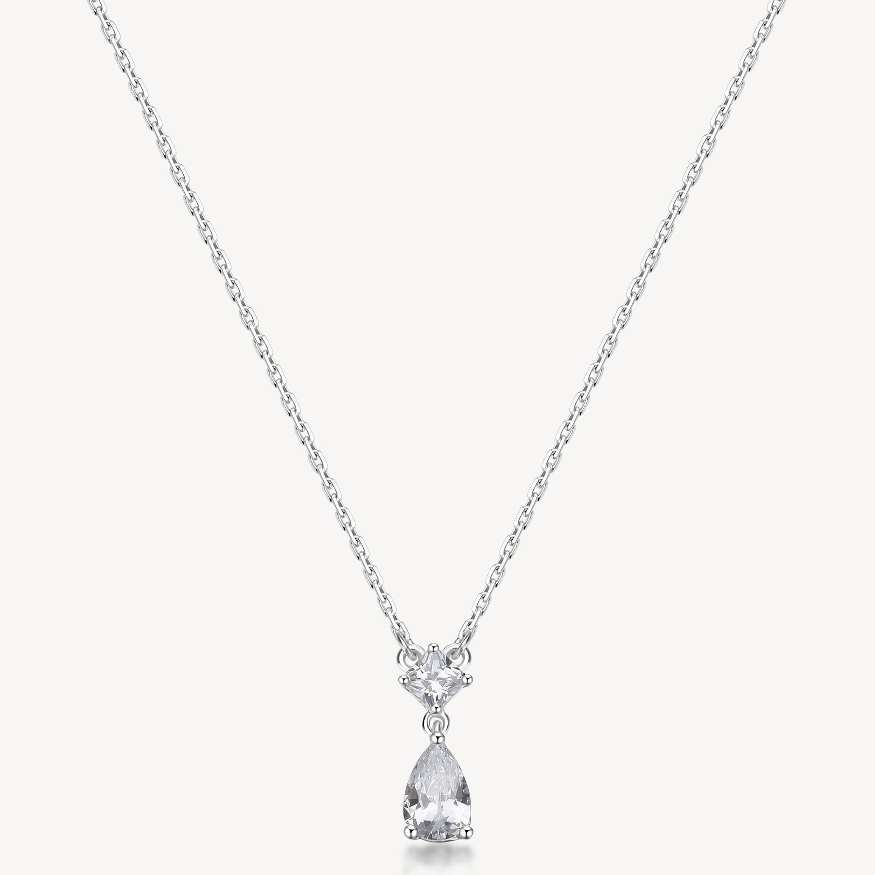 Collana girocollo in argento rodiato 925‰ e pendente con square e pear cubic zirconia. Lunghezza collana 44cm.