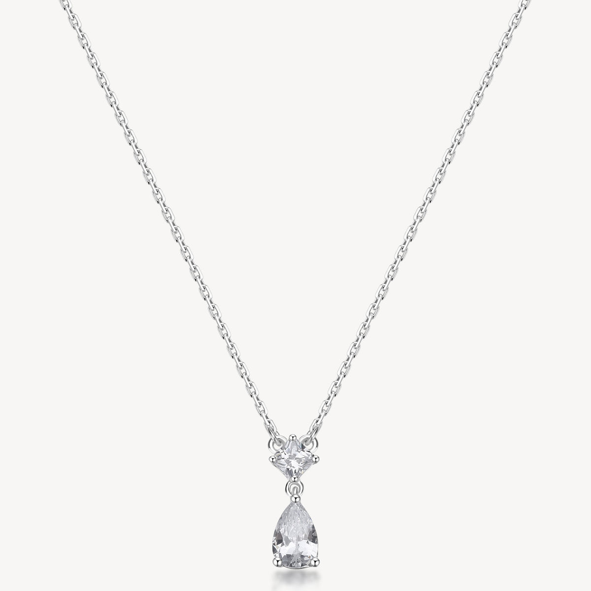 Collana girocollo in argento rodiato 925‰ e pendente con square e pear cubic zirconia. Lunghezza collana 44cm.