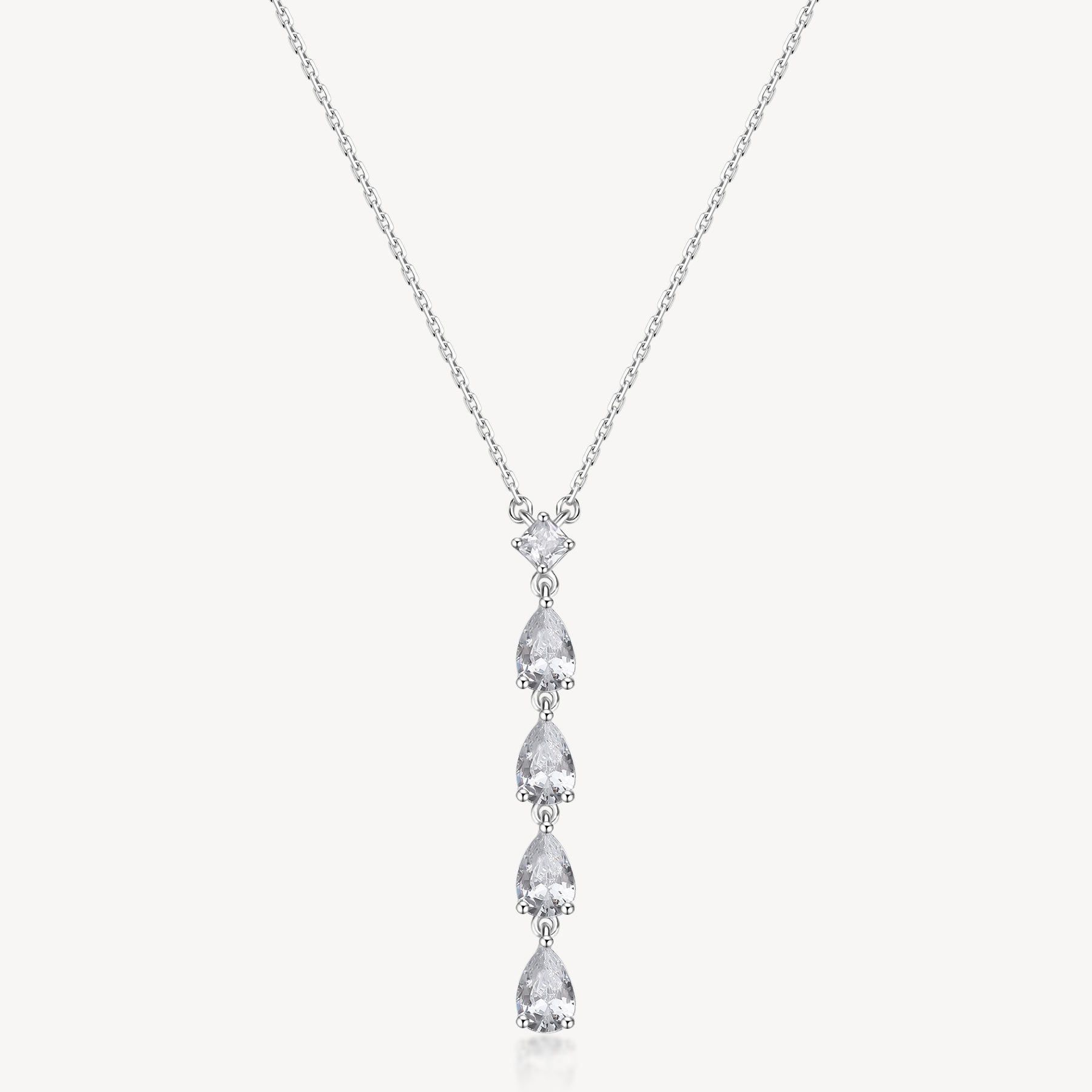 Collana girocollo in argento rodiato 925‰ e pendente con square e pear cubic zirconia. Lunghezza collana 44cm.