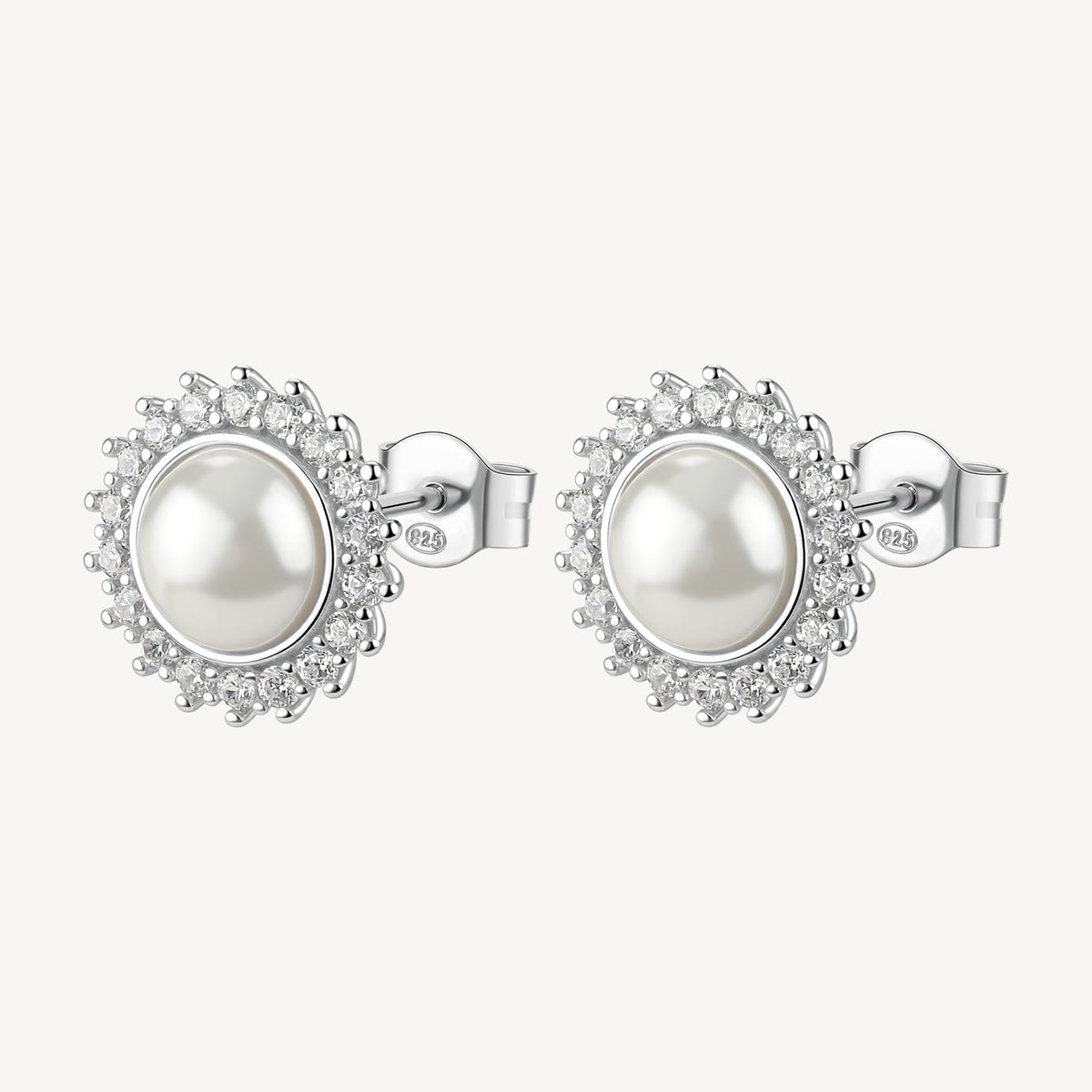 Orecchini a lobo Kate in argento rodiato 925‰ con perle di conchiglia e cubic zirconia.